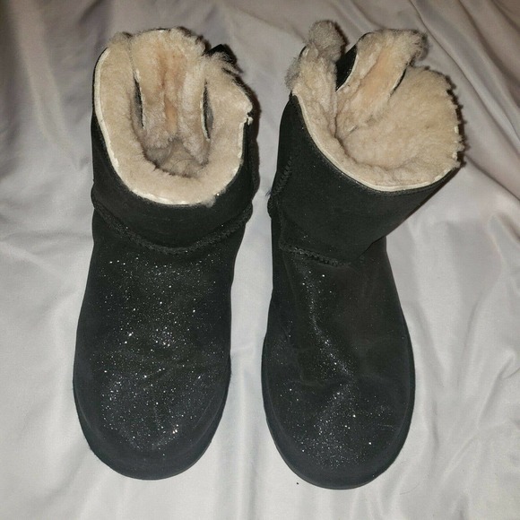 UGG AUSTRALIA WOMEN MINI BAILEY BOW SPARKLE BOOTS Size 7 BLACK 1100053‎ GUC - Picture 1 of 4